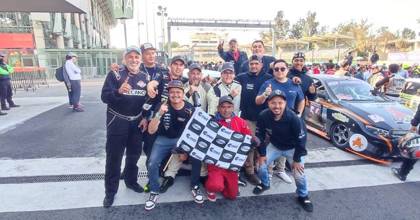 Equipo de resistencia reunido en el Autódromo Hermanos Rodríguez
