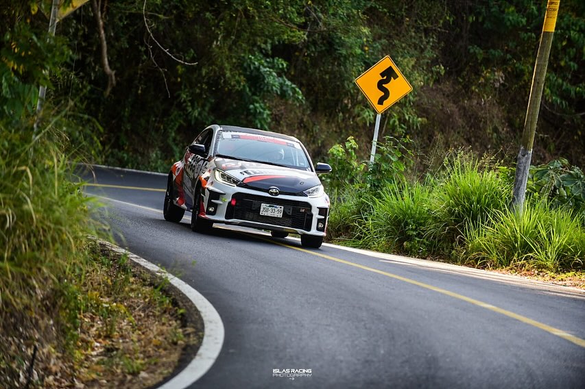 GR Yaris en un tramo de montaña en Oaxaca