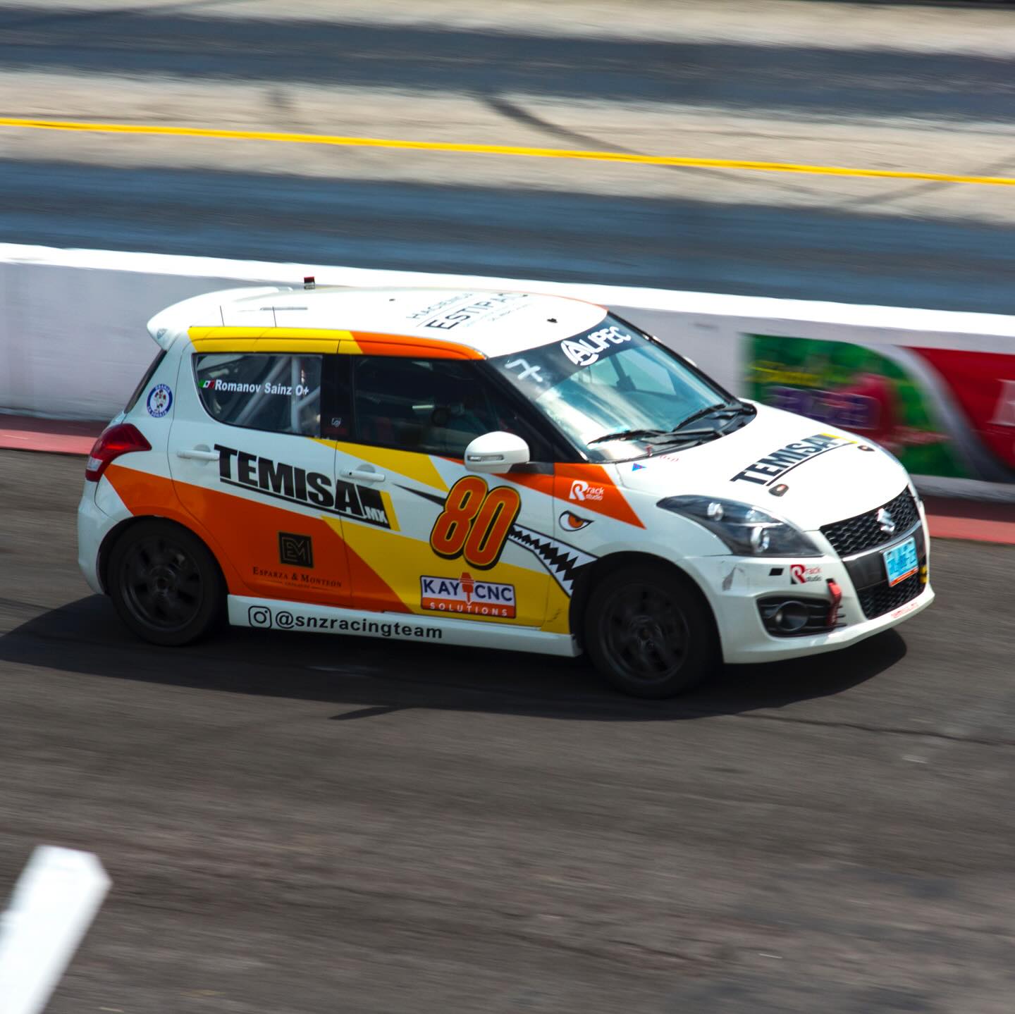 Suzuki Swift Sport número 80 de SNZ en circuito