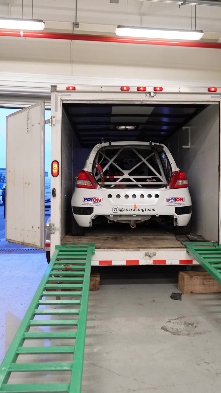 Swift de SNZ Racing Team subiendo al remolque