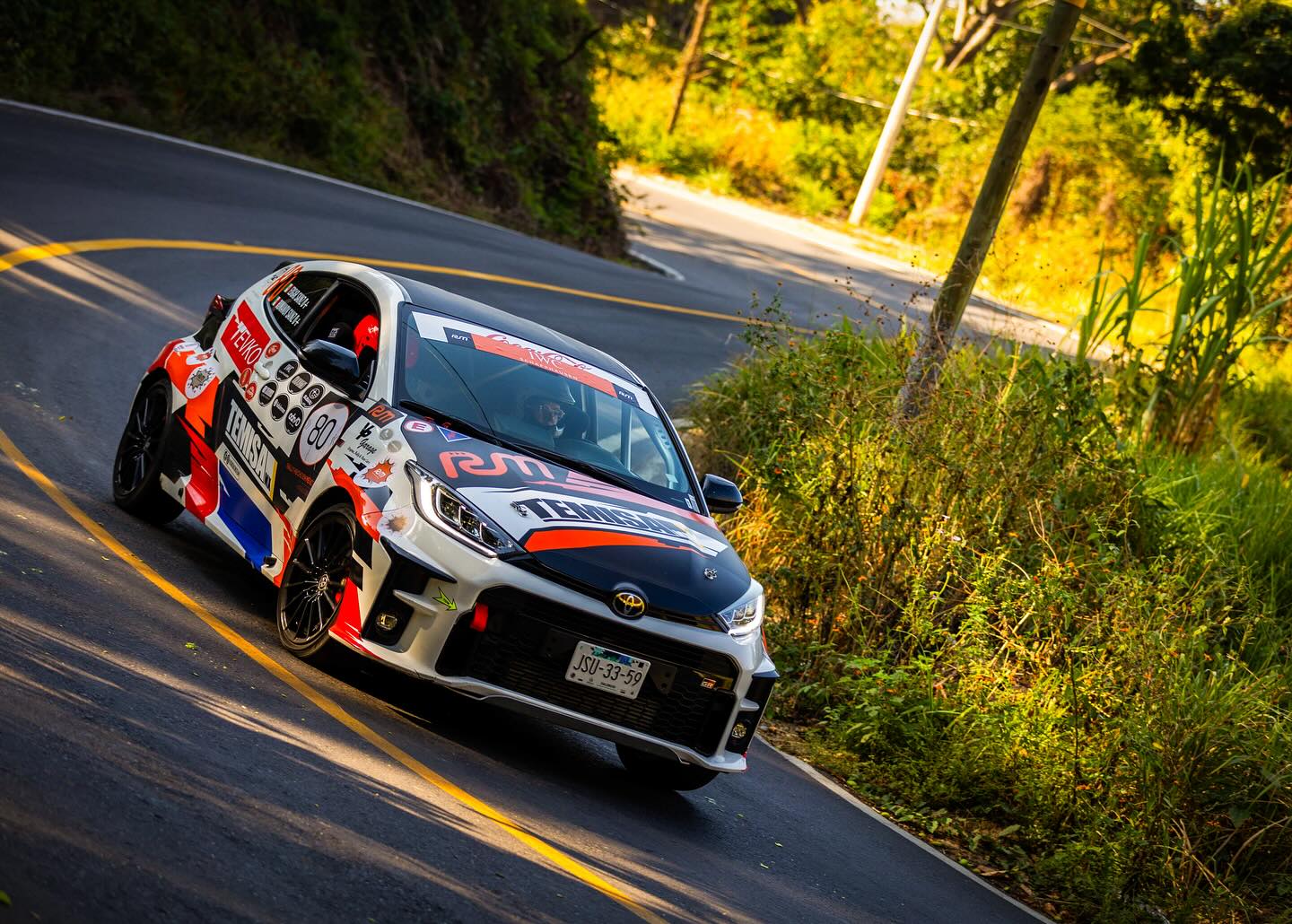 GR Yaris de SNZ en un tramo de rally, con los logotipos de sus patrocinadores