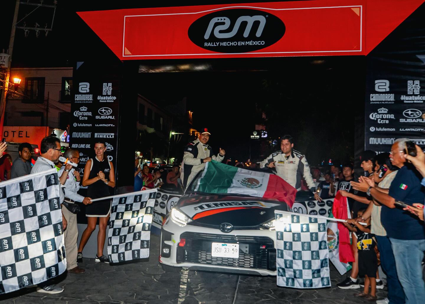 Romanov y Edgar Sainz con la bandera mexicana en la salida de Rally Hecho en México