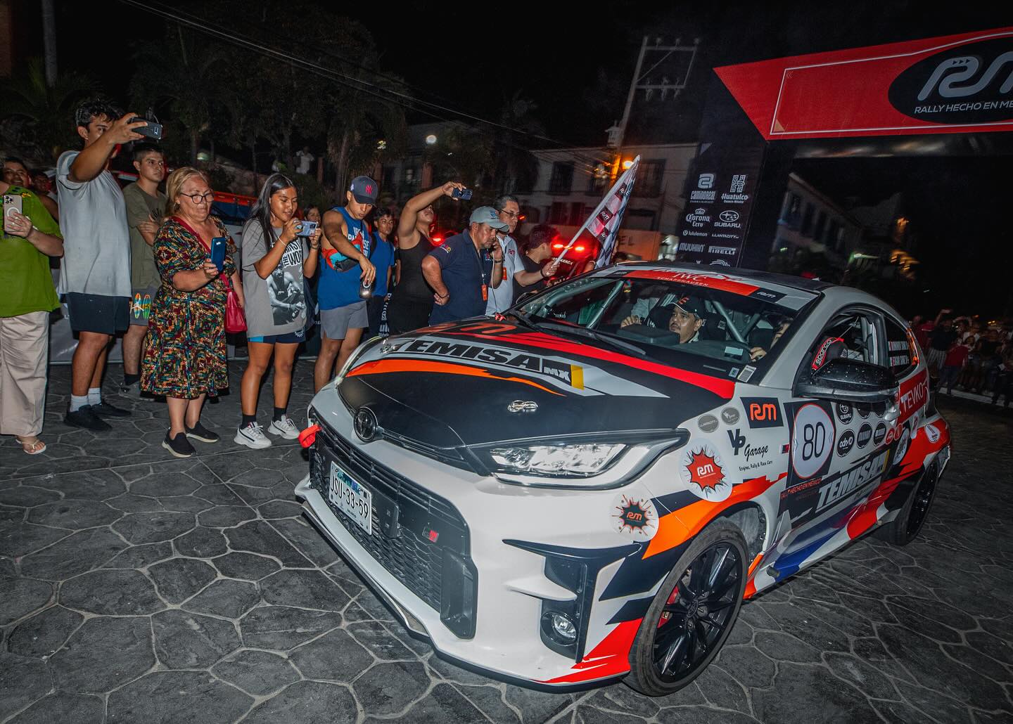 GR Yaris junto al público bajo el arco del rally